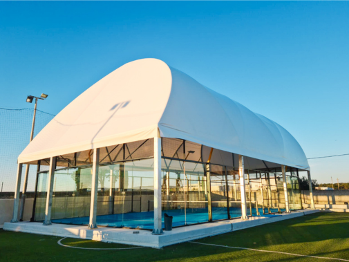 Le coperture per campi da padel ad arco tipo vela
